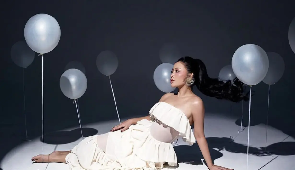 Terlihat ia semakin hadirkan persona dewasa yang begitu mindfull dengan gayanya. [Foto: Instagram/ Rachel Vennya]