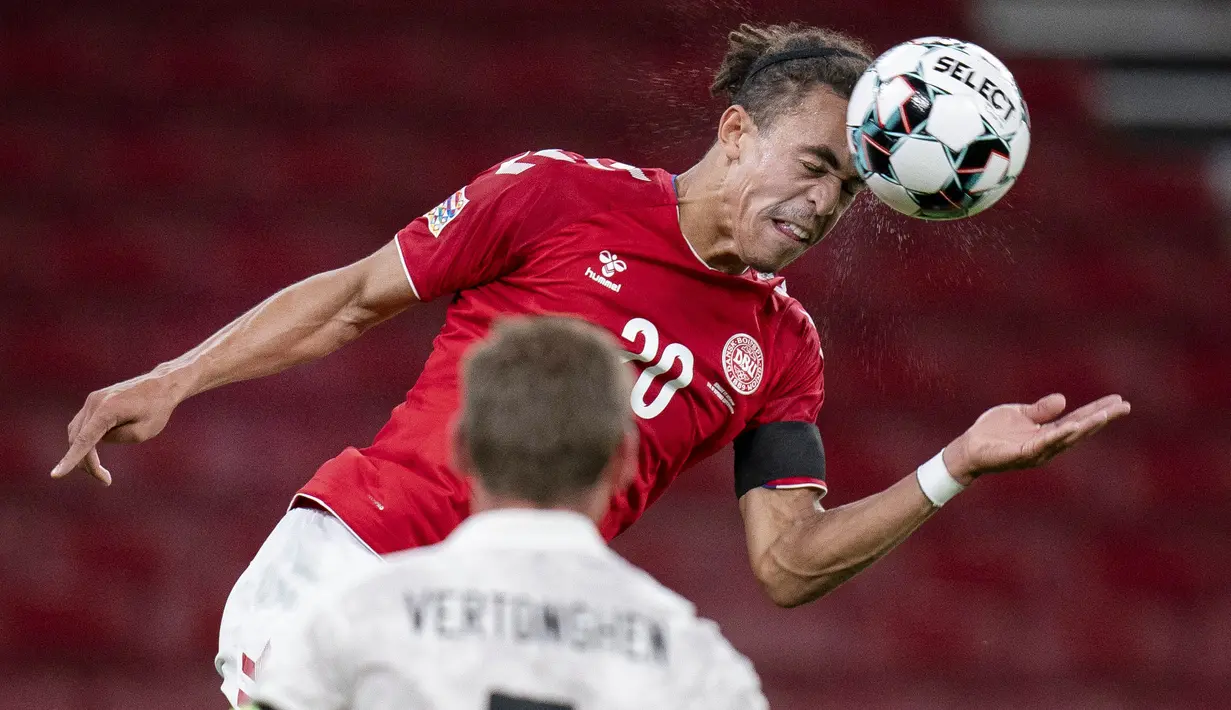 Pemain Denmark, Yussuf Poulsen, menyundul bola saat melawan Belgia pada laga UEFA Nations League di Stadion Parken, Minggu (6/9/2020). Belgia menang 2-0 atas Denmark. (Liselotte Sabroe/Ritzau Scanpix via AP)