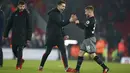 Pemain muda Southampton, Josh Sims (kanan) merayakan kemenangan bersama rekannya usai mengalahkan Liverpool , pada laga semifinal leg kedua Piala Liga Inggris di Anfield stadium, Liverpool (25/1/2017). Liverpool kalah 0-1. (AP/Dave Thompson)