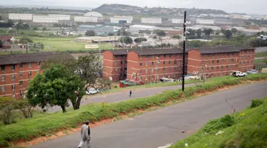 Suasana asrama Glebelands di Provinsi Kwazulu-Natal, Durban, Afrika Selatan pada 23 September 2017. Glebelands merupakan sebuah rumah asrama yang terdiri dari 71 blok dan dihuni sekitar 22.000 orang. (AFP Photo/Rajesh Jantilal)
