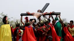 Suasana penyaliban Ruben Enaje dalam rangka visualisasi penderitaan Yesus Kristus di Pampanga, Filipina, Jumat (30/3). Ribuan ini dihadiri ribuan orang. Ribuan orang menghadiri penyaliban ini. (AP Photo/Aaron Favila)