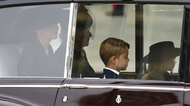 Pangeran George, Putri Charlotte, Kate Middleton, serta Camilla dalam Pemakaman Ratu Elizabth II. (Foto: Hannah McKay/Pool Photo via AP)