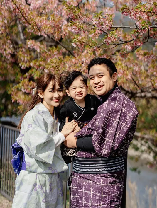 Sang buah hati pun terlihat lucu dan menggemaskan. Saat ini putra dari Gilang Dirga dan Adiesty Fersa sudah terlihat semakin besar. Parasnya yang lucu dan menggemaskan ini pun kerap menuai banyak pujian dari para netizen. (Liputan6.com/IG/@gilangdirga)
