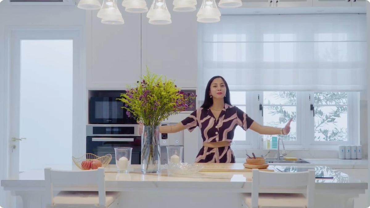 10 Potret Dapur Kirana Larasati yang Canggih, Didominasi Nuansa Putih Elegan