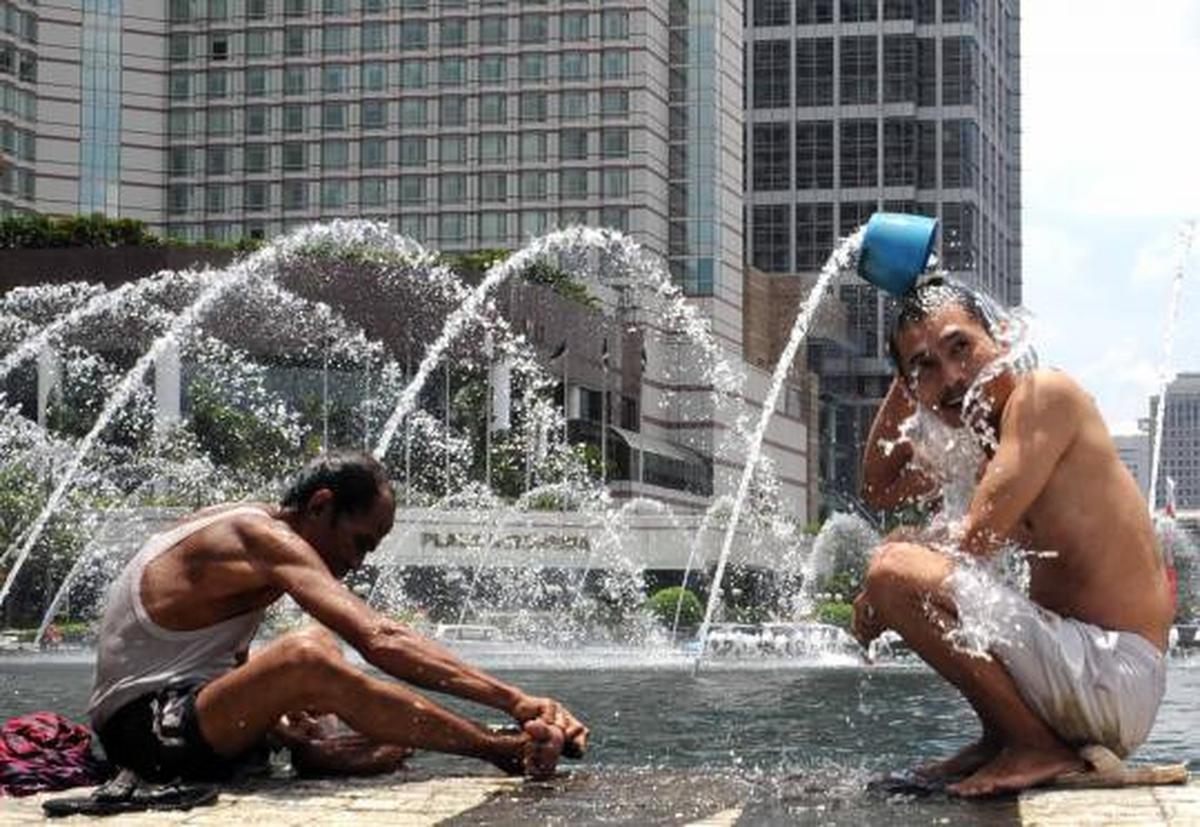 Demo Hari Air, mandi di Bundaran HI