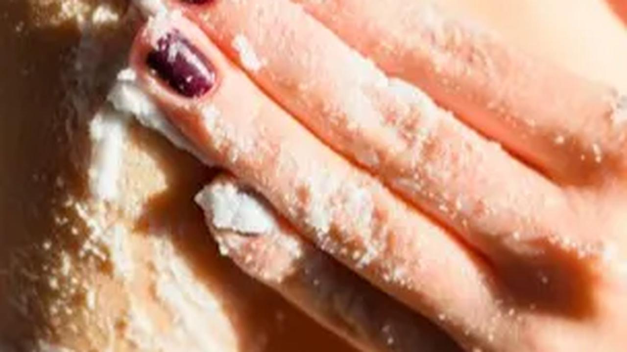 Kecemasan seringkali membuat detak jantung dan tekanan darah kita meningkat. Dengan menggunakan garam epsom, kita dapat merasa lebih tenang dan rileks. Jadi, jangan ragu untuk mencoba manfaat terapeutik dari garam epsom ini.