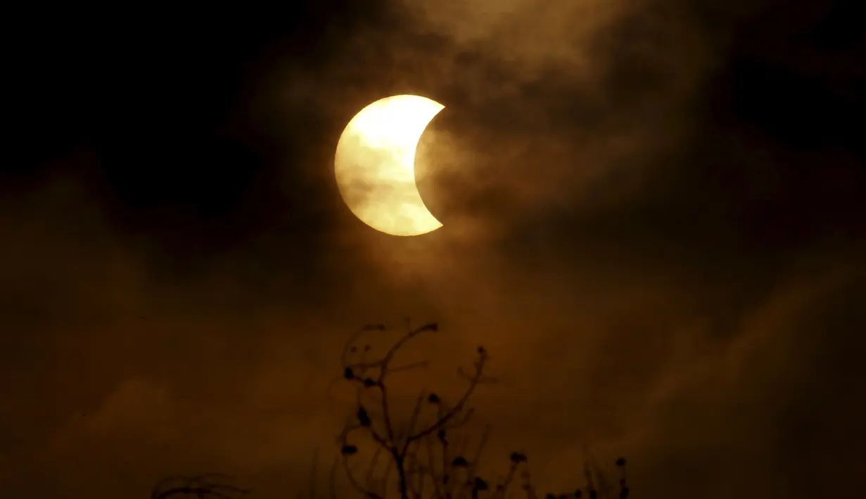 Pemandangan gerhana matahari parsial terlihat di langit kota Bangkok, Thailand, Rabu (9/3/2016). Selain Indonesia, fenomena  gerhana matahari juga melintasi beberapa negara meski tak sepenuhnya total. (REUTERS/Chaiwat Subprasom)