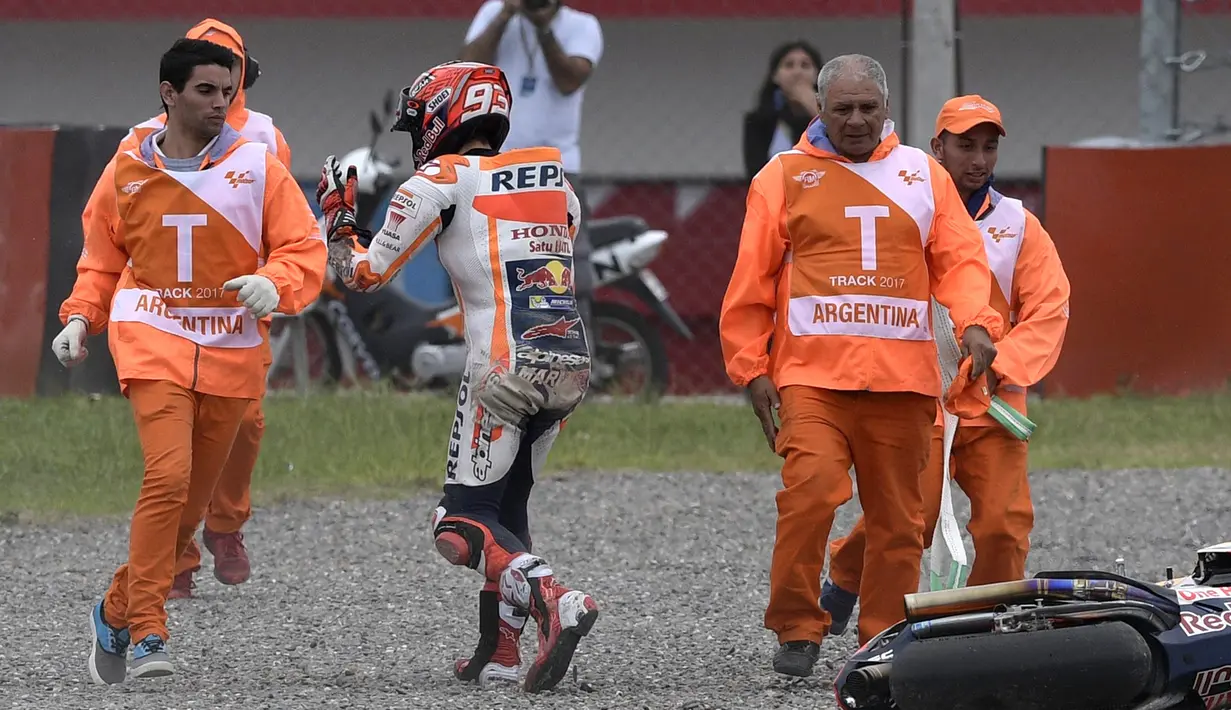 Meski jatuh di Grand Prix Argentina, Juara dunia MotoGP tersebut mengaku tidak mau berlarut-larut dalam penyesalan, karena dia harus menatap seri berikutnya di Austin, Amerika Serikat, Minggu (9/4). (AFP Photo/ JUAN MABROMATA)