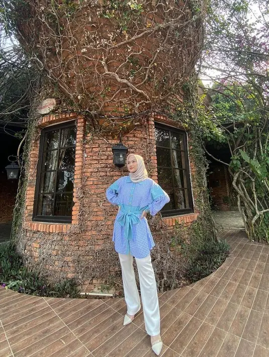 Tabrak warna adalah ciri khas cewek kue. Baju yang dikenakan Melody merupakan perpaduan biru dan hijau. Tak sesuai dengan baju ataupun celana berwarna putih, Melody justru memilih hijab berwarna crem. [Instagram/melodylaksani92]