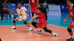 Pemain Timnas Voli Putra Indonesia, Farhan Halim (tengah) berusaha menerima bola pada laga final SEA Games 2021 melawan tuan rumah Vietnam yang berlangsung di Dai Yan Sports Arena, Quang Ninh Vietnam, Minggu, 22 Mei 2022. Skuat asuhan Jiang Jie berhasil menang telak dengan skor 3-0 (25-22, 25-18, dan 25-15). (Foto: NOC Indonesia/MP Media/Gilang Riandi)