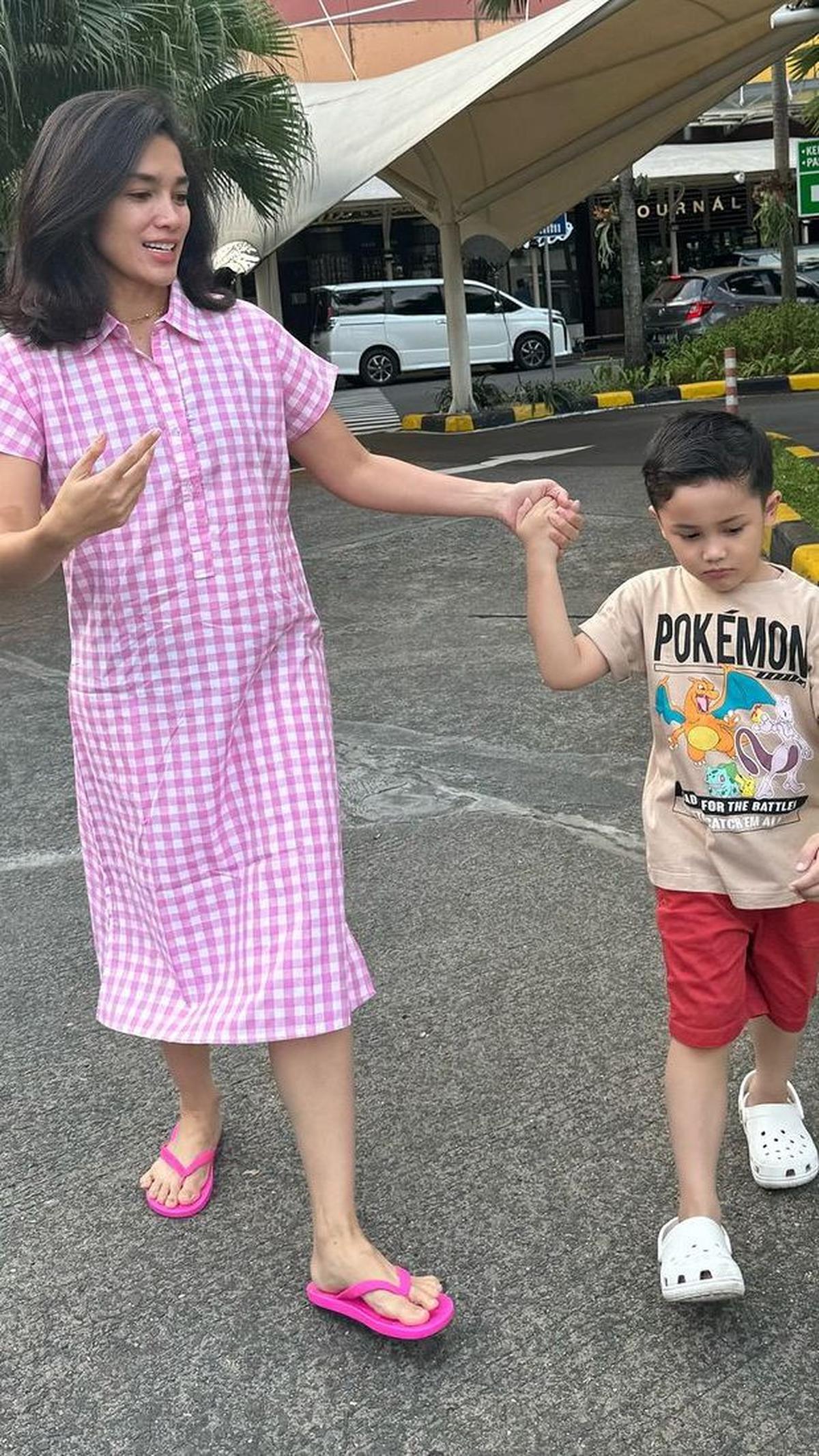 Dia menjadi satu-satunya anak laki-laki Ussy dan Andhika di antara empat anak perempuan.&nbsp;