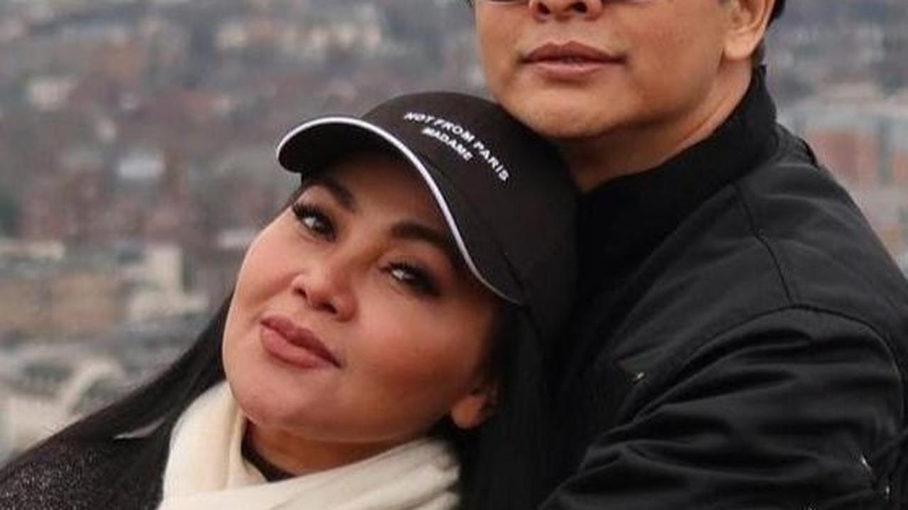 Sebagai artis terkenal, pasangan ini memang dikenal sederhana dan selalu harmonis. Tak heran jika banyak yang mengidolakannya.