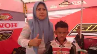 Pembalap muda Indonesia, Muhammad Diandra (kanan), bersama ibunya Triyani dalam Honda Dream Cup 2018 (Bola.com/Muhammad Ivan Rida)