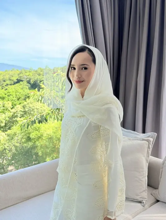 Melengkapi tampilannya dengan kerudung pashmina dengan rambut diikat dan model poni menjuntai. Wajahnya dipulas bluson coral dan lipstik pink. [@bebytsabina]