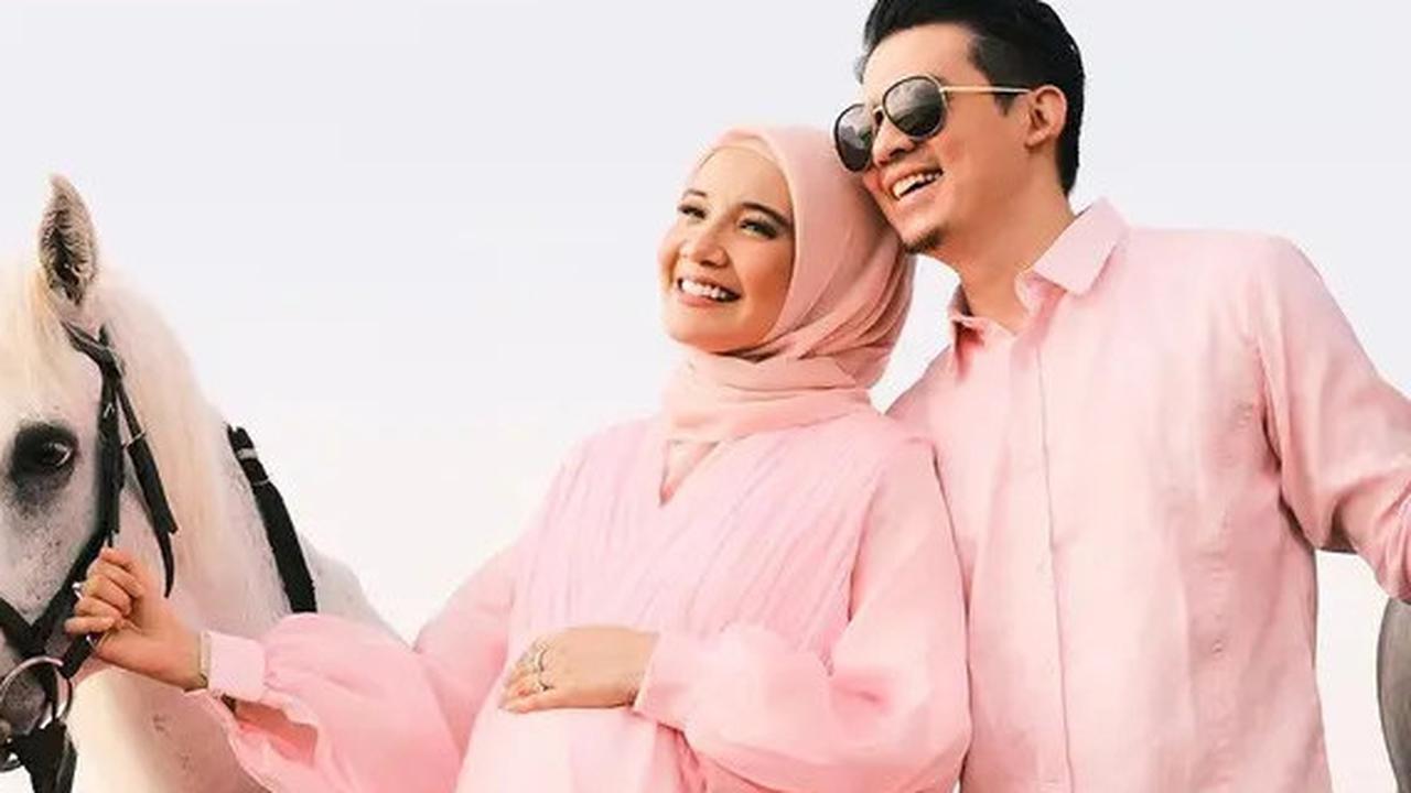 Cantik dan Memesona, Potret Hamil Anak Kedua Zaskia Sungkar Bersama Sang Suami Tampil Serasi