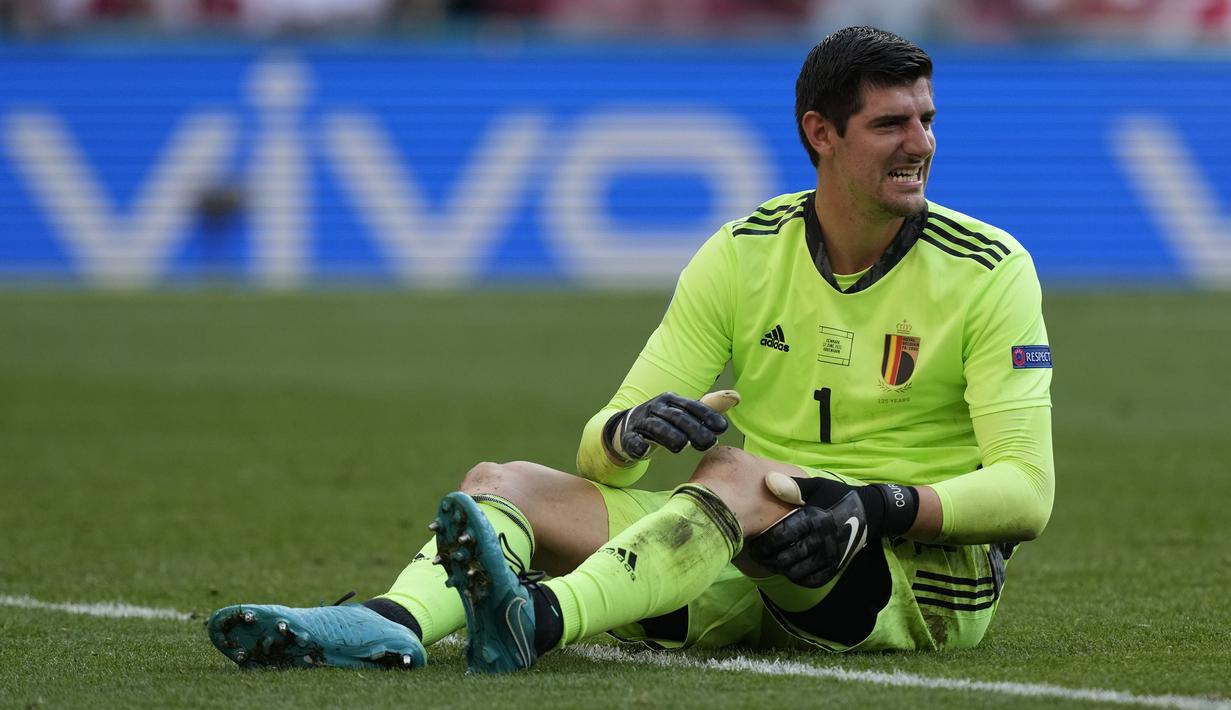 Thibaut Courtois. Kiper utama Belgia milik Real Madrid berusia 29 tahun ini telah tampil 2 kali dengan kebobolan 1 gol. Harganya sama persis dengan Gianluigi Donnarumma, yaitu 60 juta euro. (Foto: AP/Pool/Martin Meissner)