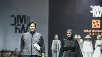 Ivan Gunawan saat pamer koleksi baru dalam ajang Jakarta Muslim Fashion Week 2023 (JMFW 2023). (Dok. IST)