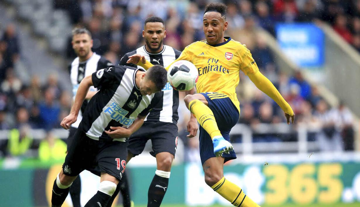 Wajar bila dugaan ini muncul ke permukaan. Pasalnya sampai sekarang Aubameyang tak kunjung membubuhkan tanda tangan perpanjangan kontrak di Arsenal yang akan berakhir pada 2021 mendatang. (AP/Owen Humphreys)