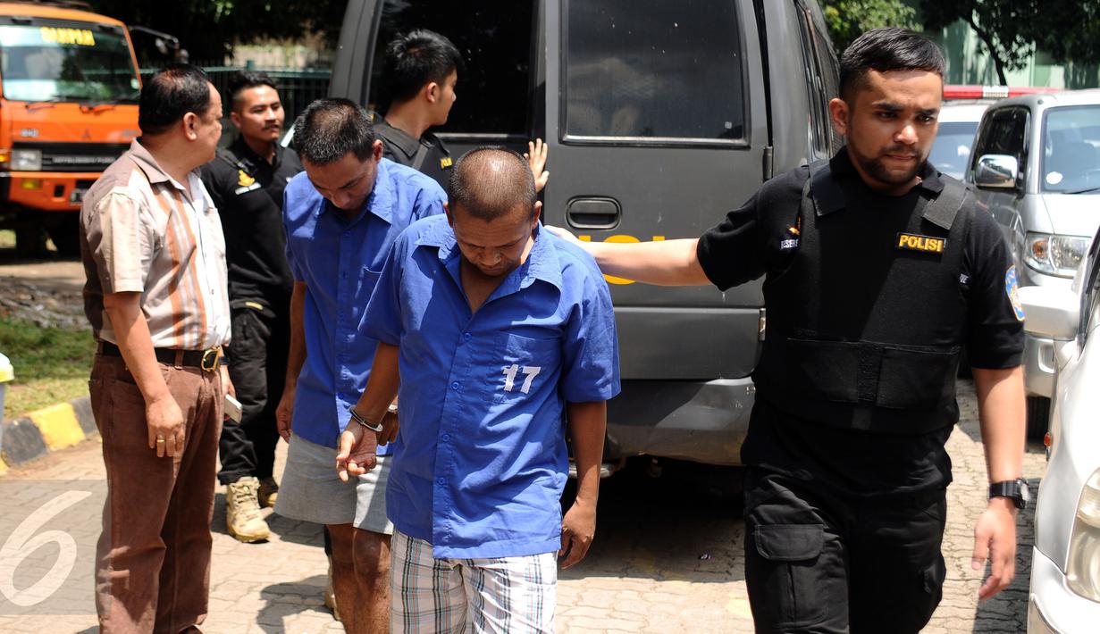 Petugas Dir IV Bareskrim Polri membawa tahanan untuk menyaksikan pemusnahan barang bukti narkoba di Insenerator RSPAD, Jakarta, Rabu (7/9). Barang bukti yang dimusnahkan 173, 318 Kg sabu dan 2.851,887 gram ganja. (Liputan6.com/Helmi Fithriansyah)