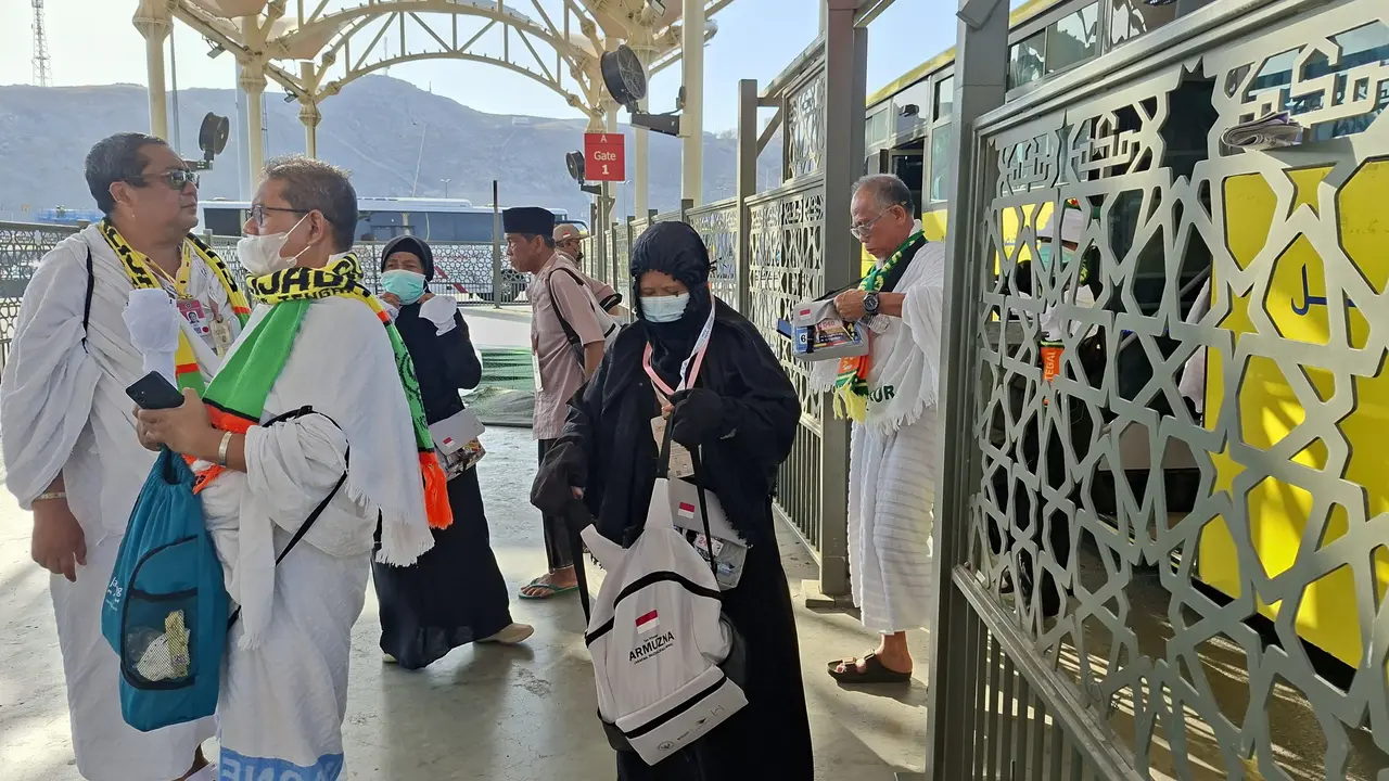Jemaah haji turun dari bus shalawat di Terminal Syib Amir, Makkah.