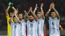 Para Pemain Argentina merayakan kemenangan usai mengalahkan Cile 2-1  pada laga kualifikasi Piala Dunia 2018 zona CONMEBOL di Stadio Nacional Julio Martinez Pradanos, Santiago, Jumat (25/3/2016) WIB.  (REUTERS/Rodrigo Garrido)