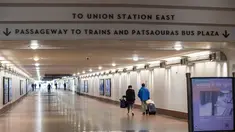 Pemandangan lorong menuju peron kereta Union Station, di pusat kota Los Angeles, California, Rabu (17/3/2021). Penyelenggara Academy Awards ke-93 atau Oscars 2021 akan digelar di dua lokasi berbeda, yakni Dolby Theater dan stasiun kereta Union Station. (VALERIE MACON/AFP)