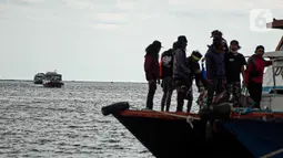 Kapal-kapal yang membawa wisatawan usai liburan Tahun Baru mendekati Pelabuhan Kali Adem, Jakarta, Minggu (2/1/2022). Wisatawan memadati Pelabuhan Kali Adem usai berlibur ke pulau-pulau kecil di utara Jakarta untuk merayakan Tahun Baru. (Liputan6.com/Faizal Fanani)