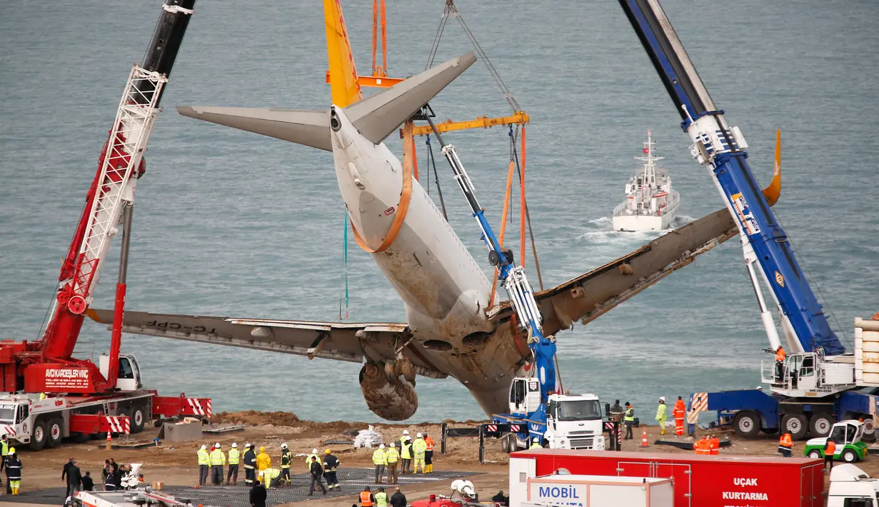 Suasana evakuasi pesawat Boeing 737-800 dari maskapai Pegasus Airlines yang nyaris terperosok ke dalam laut di bandara Trabzon, Turki (18/1). Dalam insiden tersebut tidak ada korban jiwa. (AP Photo / Turkay Albayak)