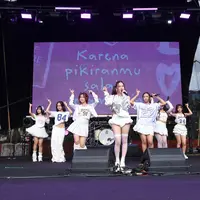 KapanLagi Buka Bareng BRI Festival 2025 ini diawali dengan penampilan spektakuler dari girlband V1RST yang berhasil menyuguhkan energi luar biasa serta interaksi hangat dengan para penonton. [Dok/KLY/Adrian].