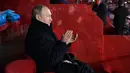 Presiden Rusia Vladimir Putin bertepuk tangan saat pembukaan Olimpiade Musim Dingin 2022 di Stadion Olimpiade, Beijing (4/2/2022). Olimpiade Musim Dingin 2022 akan diselenggarakan pada tanggal 4 hingga 20 Februari 2022. (Alexei Druzhinin, Sputnik, Kremlin Pool Photo via AP)