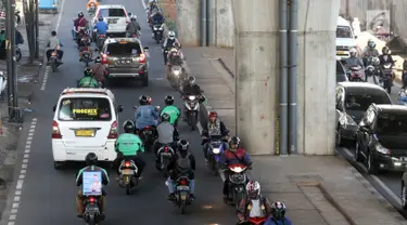 Sejumlah pengendara sepeda motor melawan arus lalu lintas di Jalan Ciledug Raya, Jakarta, Kamis (5/4). Perilaku kurang disiplin pengendara motor ini kerapkali menjadi salah satu penyebab kemacetan dan kecelakaan di jalan raya. (Liputan6.com/Arya Manggala)