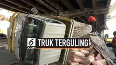Truk pengangkut semen terguling di jalan DI Panjaitan Jakarta Timur. Diduga truk mengalami kelebihan muatan. kecelakaan ini menimbulkan kemacetan arus lalu lintas dari Cawang Menuju Rawamangun