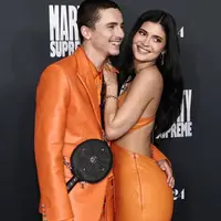 Bukan lewat pernyataan, melainkan melalui kemunculan keduanya yang kembali tampil mesra dan serasi di red carpet Los Angeles. [@entertainmentonight].