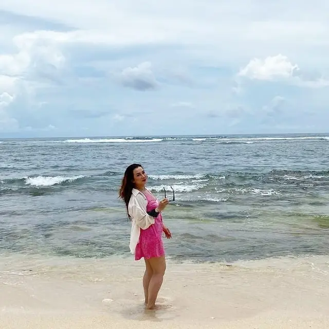 Selalu Tampil Kompak, Ini 6 Potret Liburan Reza Artamevia dan Aaliyah Massaid ke Bali