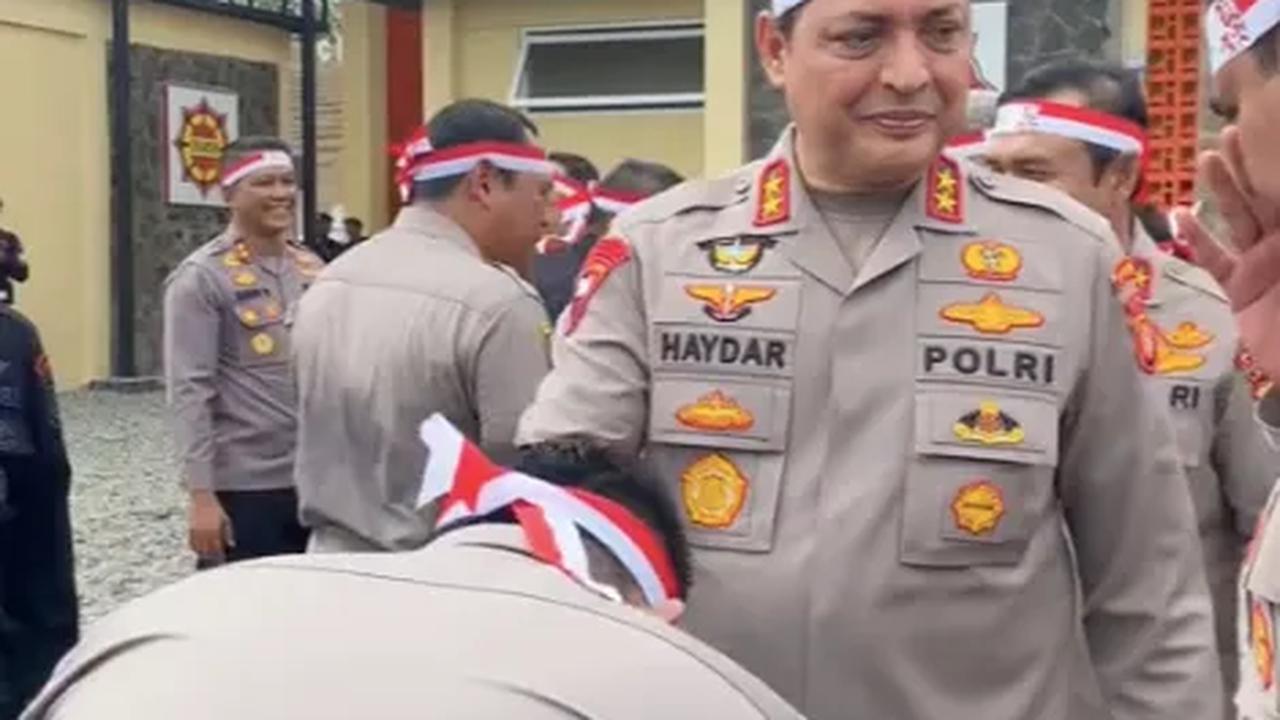 Momen Jenderal Polisi Keturunan Nabi Muhammad Jabat Kapolda, Anak Buah Semuanya Cium Tangan