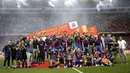 Para pemain Barcelona merayakan gelar juara Copa Del Rey usai mengalahkan Alaves pada laga final di Stadion Vicente Calderon, Madrid, Sabtu (27/5/2017). Barcelona menang 3-1 atas Alaves. (EPA/Emilio Naranjo)