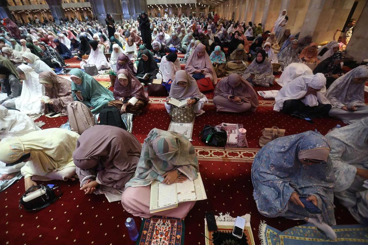 FOTO: Ribuan Jemaah Padati Masjid Istiqlal pada Tarawih Perdana Ramadan 1447 H