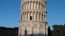 Gambar pada 28 November 2018 menunjukkan Menara Pisa di kota Pisa, Tuscany, Italia. Setelah upaya yang dilakukan selama lebih dari dua puluh tahun, para insinyur mengatakan kemiringan menara setinggi 57 meter itu telah berkurang 4 cm. (Tiziana FABI / AFP)
