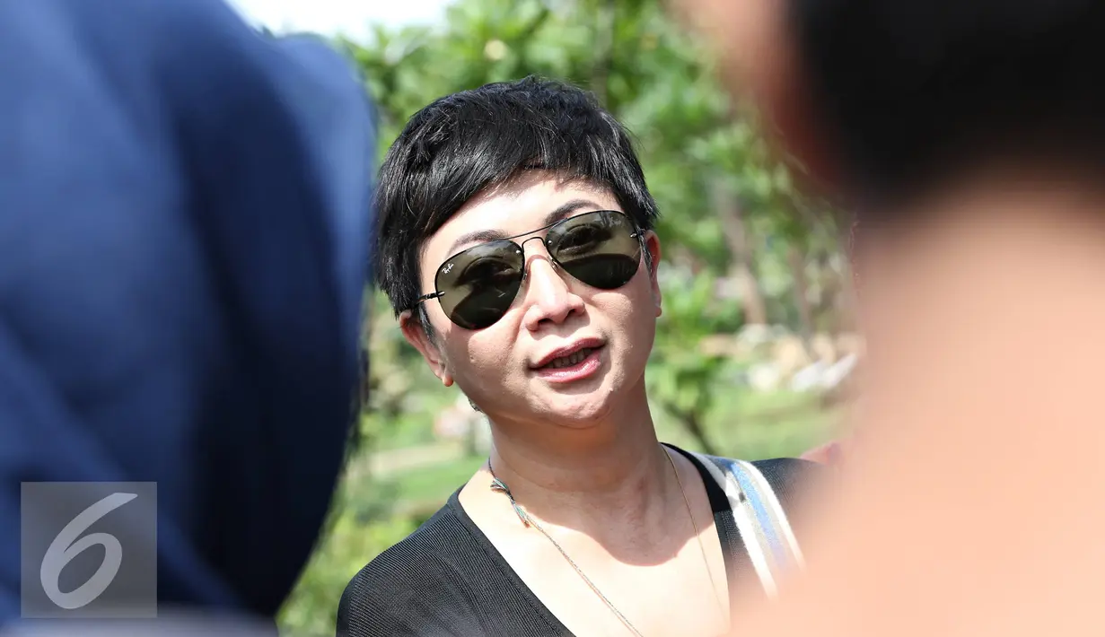 Presenter Indy Barends saat menghadiri prosesi pemakaman anak pertama presenter Farhan, Muhammad Ridzky Khalid, di TPU Tanah Kusir, Jakarta, Senin (21/12). Sejumlah musisi, presenter tampak hadir dalam pemakaman tersebut. (Liputan6.com/Immanuel Antonius)