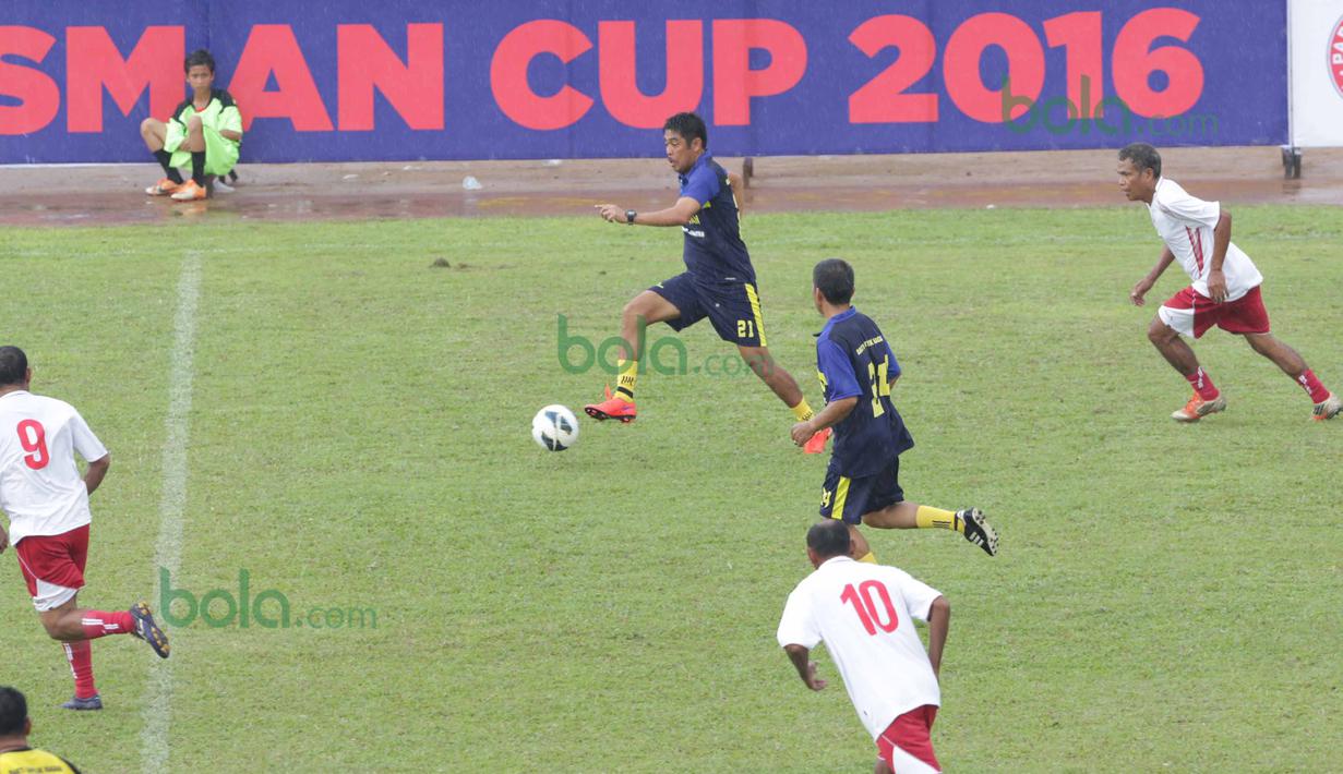 Aksi Nilmaizar saat membela legenda Padang Allstars melawan Indonesia Allstars pada pembukaan turnamen Irman Gusman Cup 2016 U-17 dan U-19 di Stadion Agus Salim, Padang, Minggu (13/3/2016). (Bola.com/Nicklas Hanoatubun)