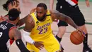 Pebasket Los Angeles Lakers, LeBron James, berusaha melewati pemain Portland Trailblazers pada babak pertama playoff NBA 2020 di AdventHealth Arena, Rabu (19/8/2020). LA Laker takluk 93-100 atas Portland Trailblazers. (AFP/Mike Ehrmann/Getty Images)
