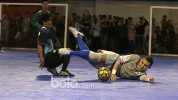 Kiper Timnas Futsal Indonesia, Maegel Nustelu menyelamatikan gawang dari sepakan pemain BJL 2000 pada laga Uji Coba di Lapangan Futsal Tifosi Sport Center, Jakarta, (14/1/2017). Timnas menang 7-5. (Bola.com/Nicklas Hanoatubun)
