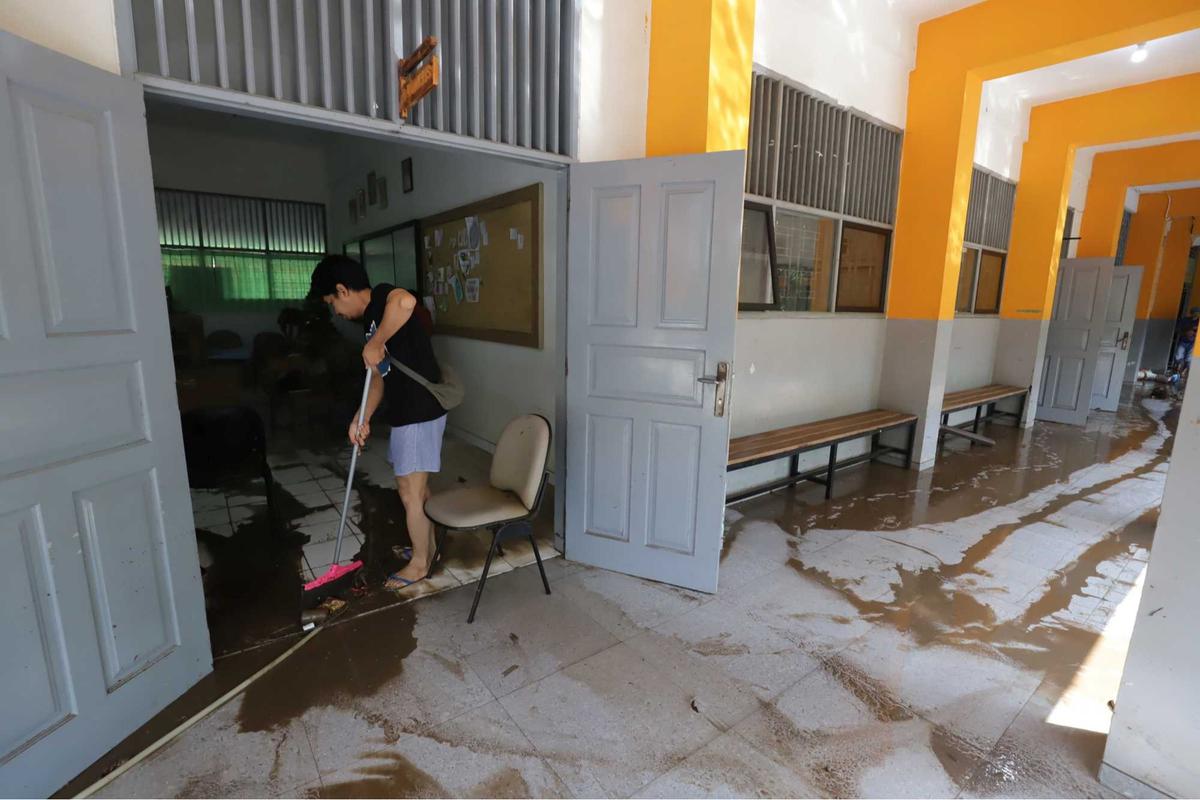 Banjir di SMAN 60 Jakarta mulai surut