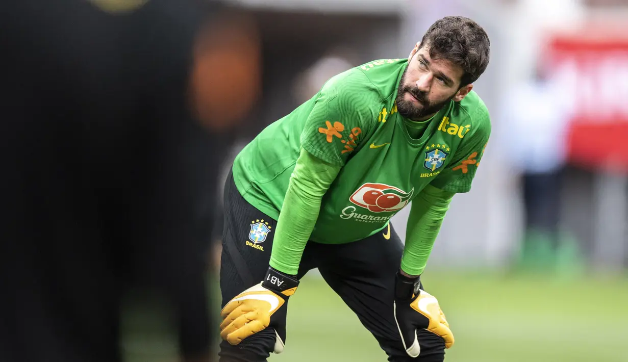 Kiper timnas Brasil Alisson menghadiri sesi latihan di Stadion Nasional di Tokyo, Minggu (5/6/2022). Timnas Brasil akan menghadapi Jepang dalam laga persahabatan di Japan National Stadium pada hari Senin 6 Juni 2022, pukul 17.20 WIB. (Charly TRIBALLEAU / AFP)