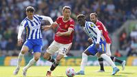 Manchester United's Nemanja Matic (center) dribbles in the middle of the Brighton team.  (Gareth Fuller/PA via AP)