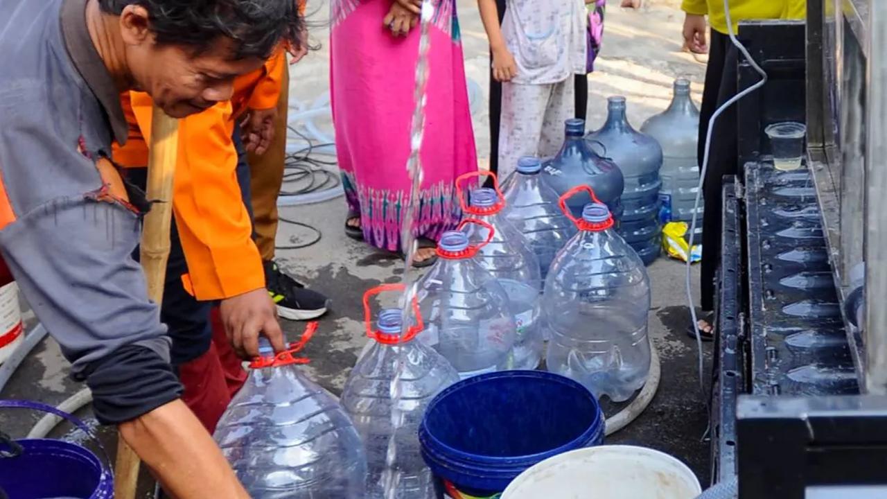 Antrean warga saat mengambil air bersih hasil penjernihan menggunakan alat portable tersebut di Kranggan, Tangsel.