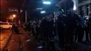 Puluhan warga melihat dari kejauhan Wisma Kosgoro yang terbakar, Jakarta, Senin (9/3/2015). Tingginya gedung dan hembusan angin yang kencang membuat api sulit untuk dipadamkan (Twitter.com)
