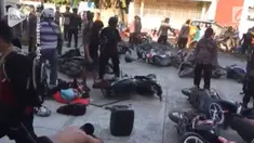 Warga Palu mencoba mengambil isi ATM dengan kisruh. Aksi ini akhirnya dihentikan oleh anggota polisi.