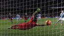 Pemain Celta Vigo, John Guidetti (kanan) saat mencetak gol ke gawang Barcelona pada lanjutan La Liga Spanyol di Stadion Camp Nou, Barceloa, Senin (15/2/2016) dini hari WIB. (AFP/Josep L