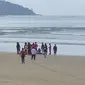 Petugas SAR gabungan mengevakuasi korban tenggelam di Pantai Pulau Merah ke Puskesmas Pesanggaran  (Istimewa)
